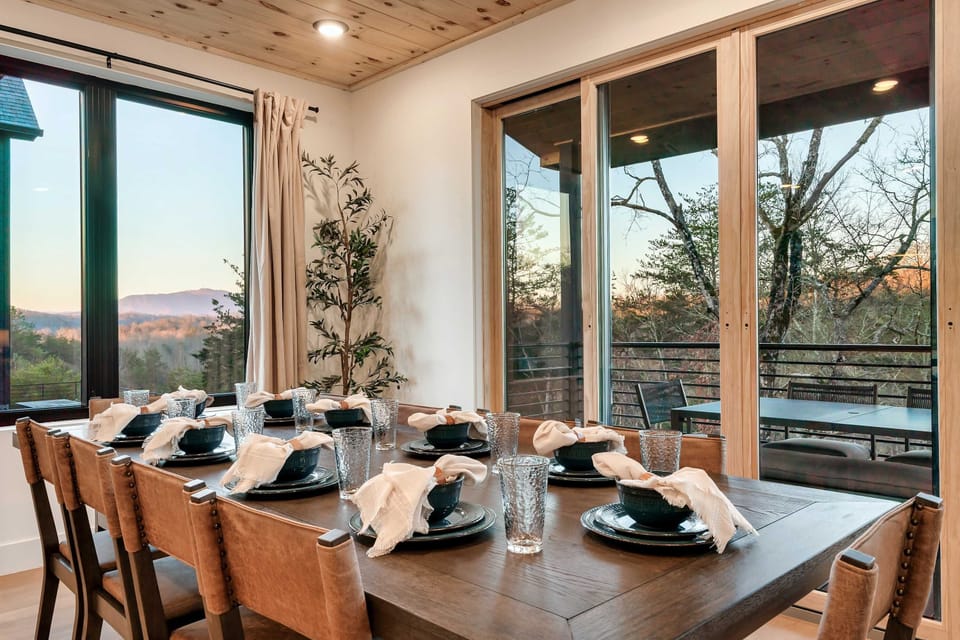 Gather around this stylish table with breathtaking nature views! Perfect for feasts!