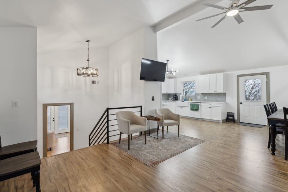 Floor, Flooring, Indoors, Furniture, Living Room