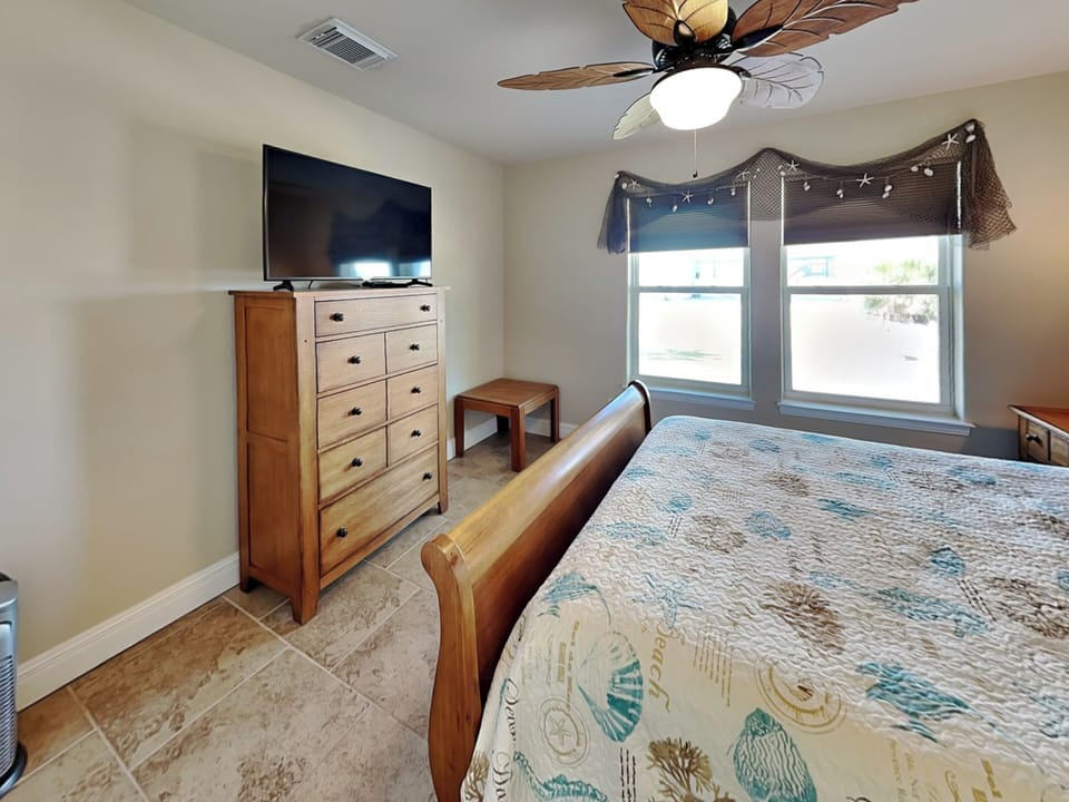 Second Bedroom - Queen Bed + TV - First Floor