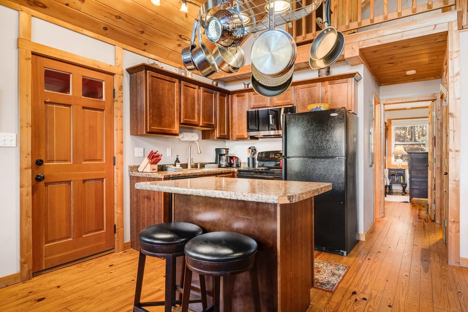 Fully Equipped Kitchen w/ Breakfast Seating