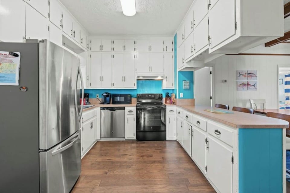 A fully stocked kitchen makes meal preparation a breeze.