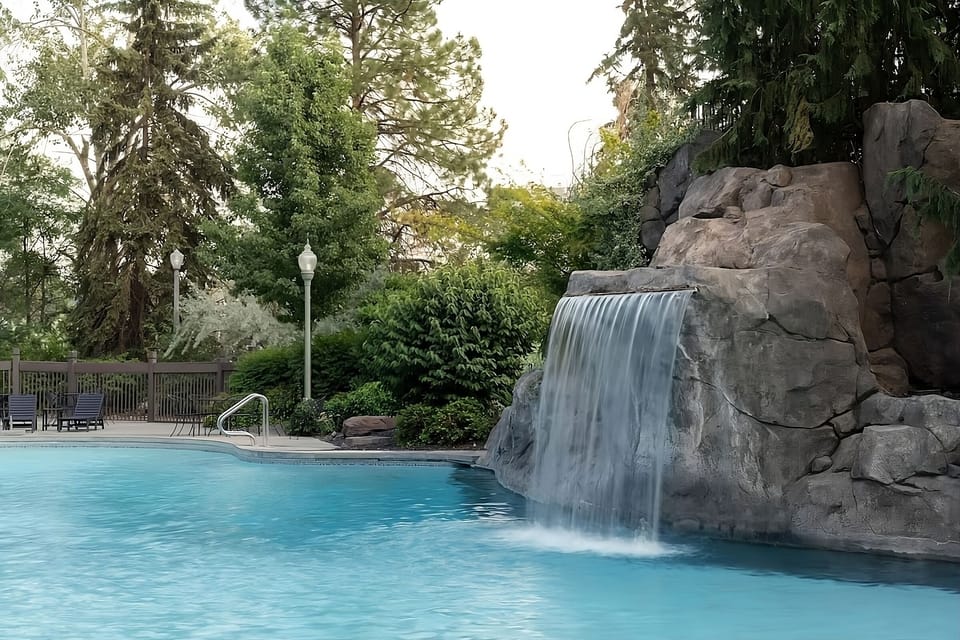 Outdoor pool (seasonal)