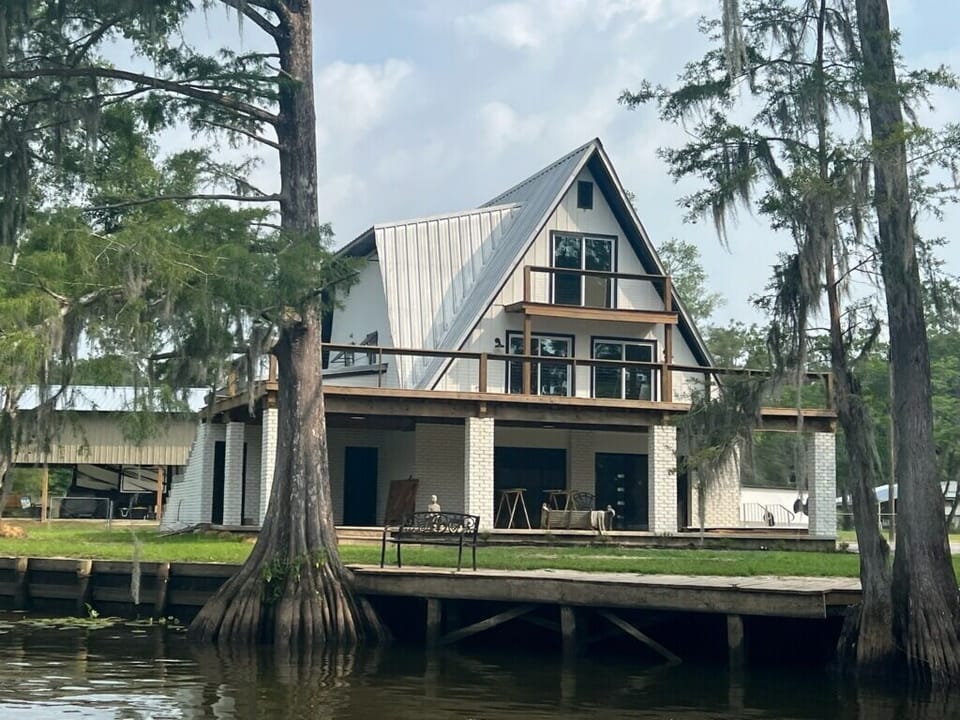 Daytime view of house 