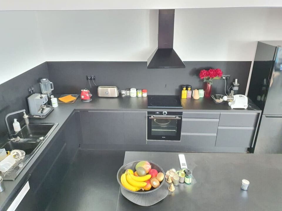 Cuisine toute équipée avec ilot central