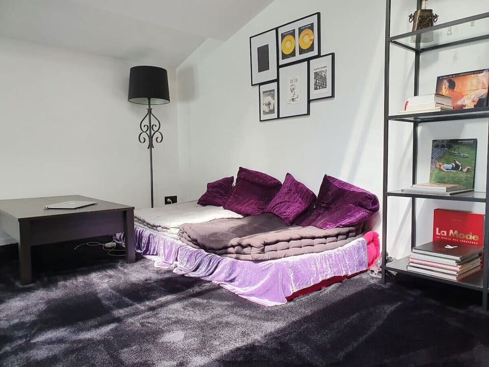 Coin mezanine, avec espace pour lire.