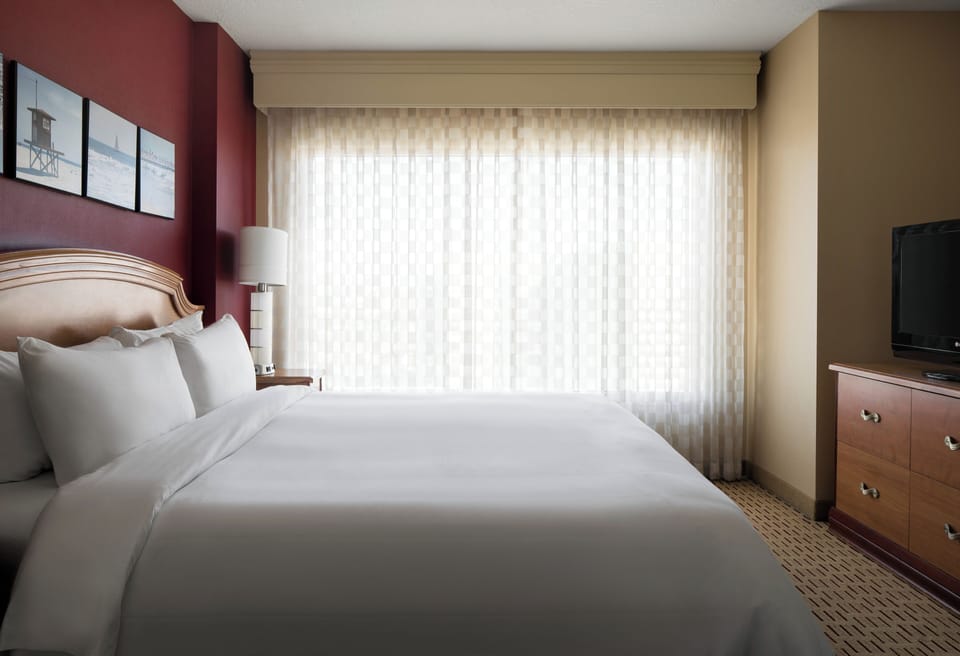 Unwind into crisp linens and soft light-filled comfort.