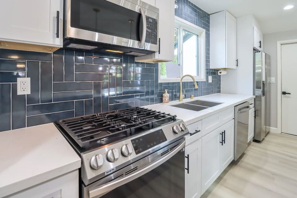 STAINLESS STEEL APPLIANCES, WELL-EQUIPPED KITCHEN