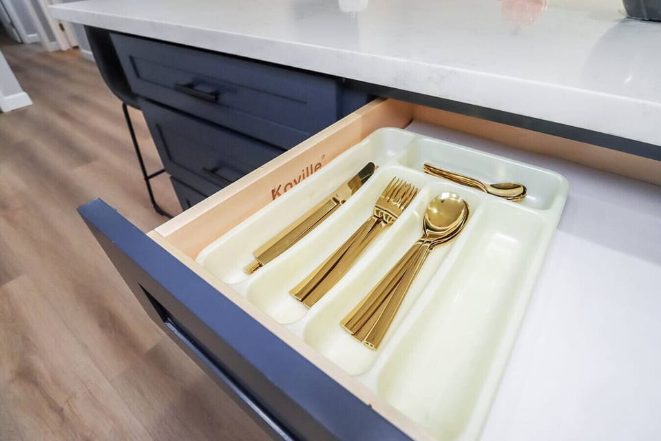 STAINLESS STEEL APPLIANCES, WELL-EQUIPPED KITCHEN
