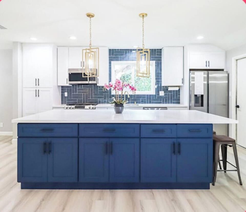 LONG KITCHEN ISLAND, PENDANT LIGHTING