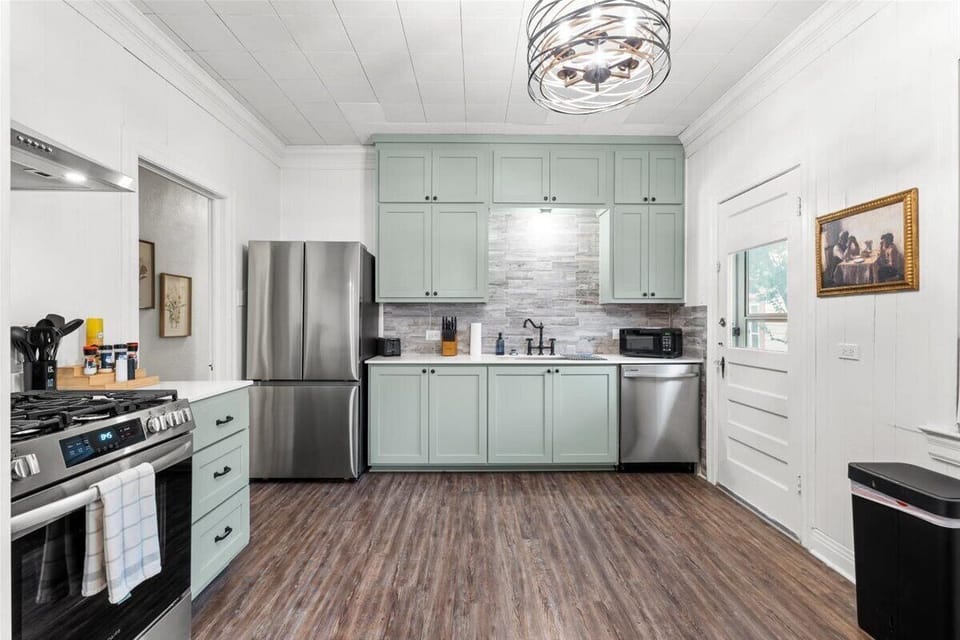 This kitchen blends modern convenience with a warm, homey feel. ✨🛋️