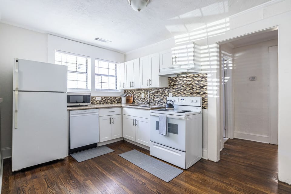 Create the perfect kitchen experience with our bright white cabinets, bringing a fresh, modern touch to your cooking space! 🍽️🧑‍🍳 Let's make delicious memories in style! 🏡 #InteriorDesign #KitchenGoals #HomeSweetHome
