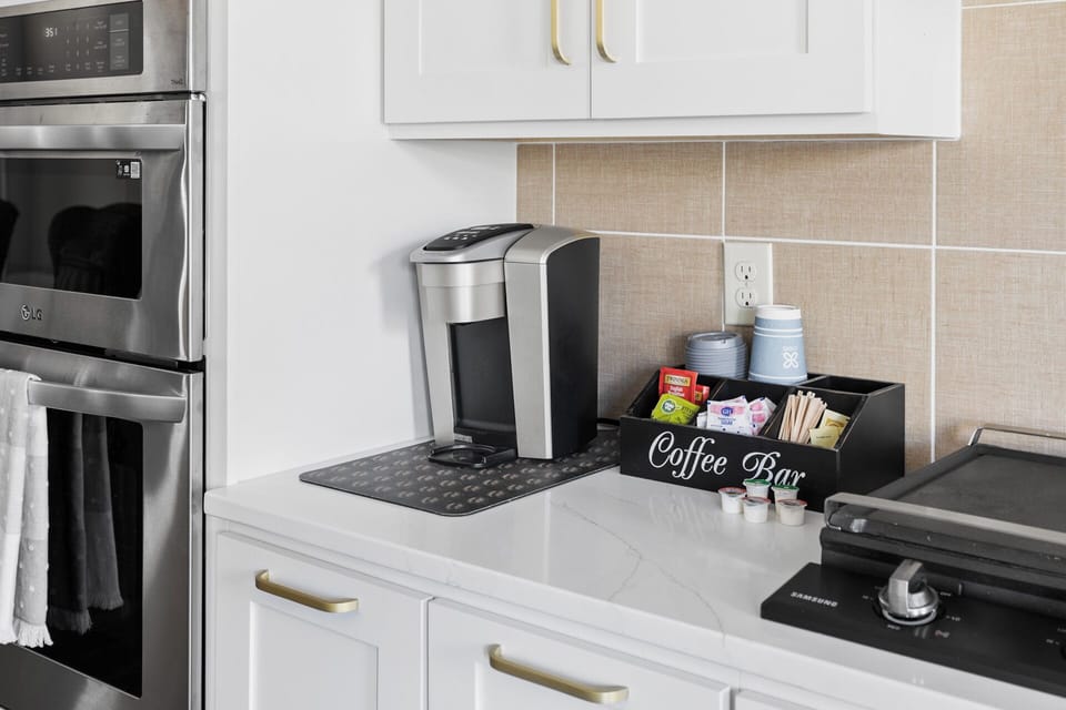 ☕ Brew-ready setup with tidy surfaces—your morning routine starts here