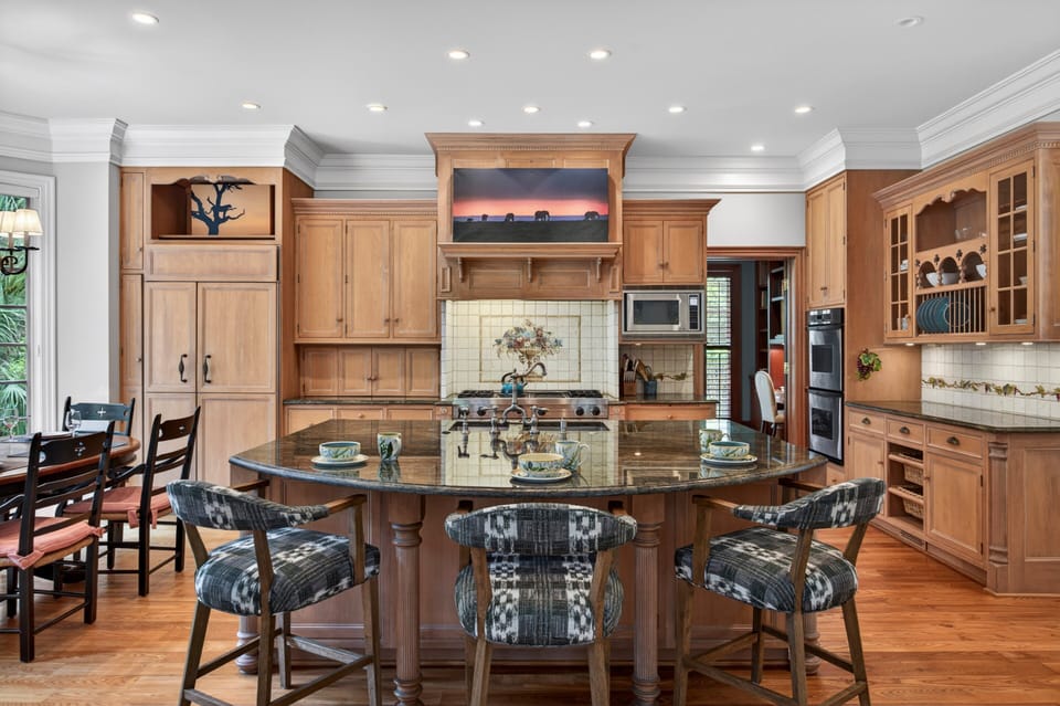 Fully equipped kitchen with island seating