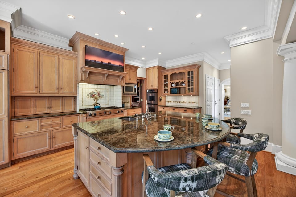 Fully equipped kitchen with island seating