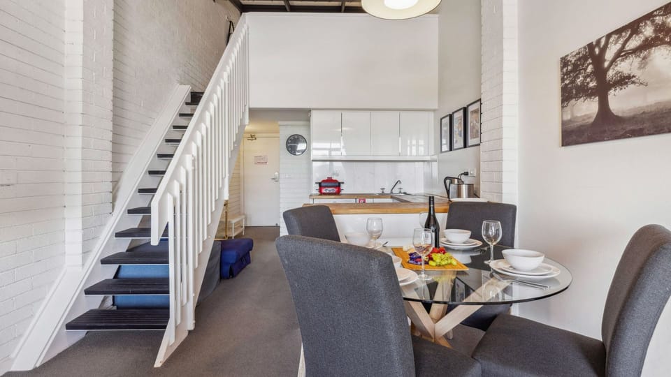Dining & Kitchenette