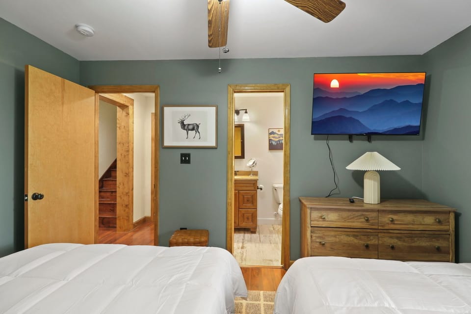 Double queen bedroom