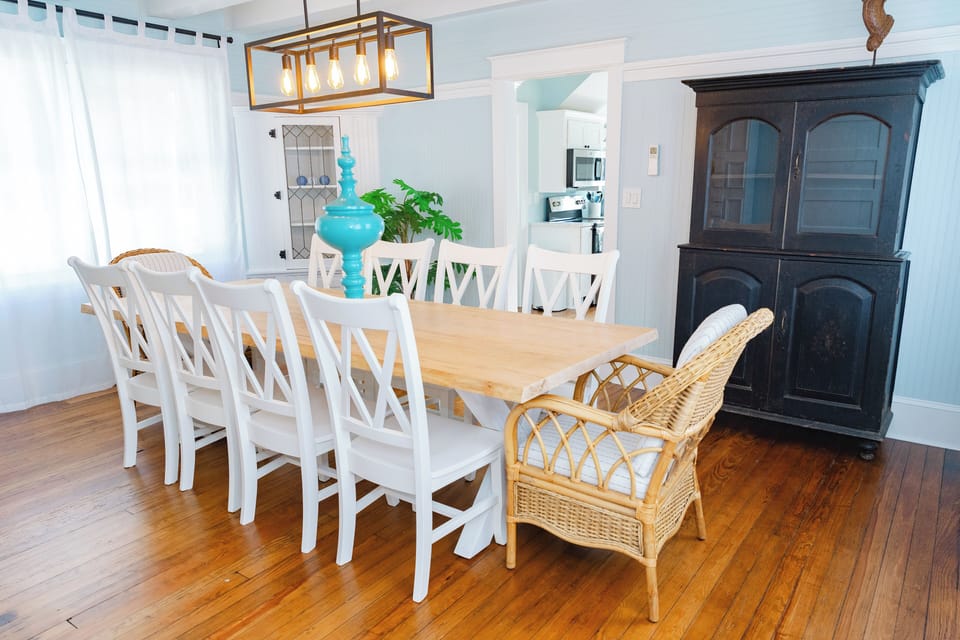 Dining Room w/ Seating For 10