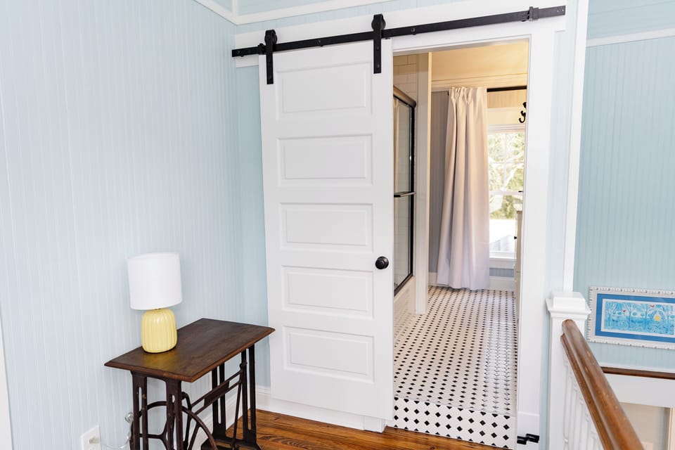 Upstairs Hall Bath w/ shower/tub combo