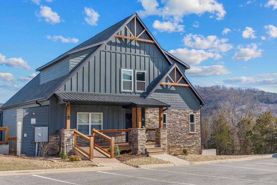 The perfect escape for family reunions, retreats, and vacations on Table Rock Lake!