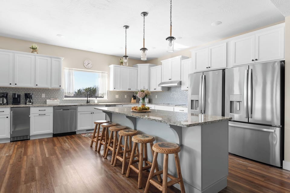 - Open kitchen ready for pancake mornings, snack breaks, or holiday dinners with friends and family
- Sit at the island with coffee, help prep a meal, or just enjoy the moment
- Lots of space and sunshine, this kitchen is a happy gathering spot