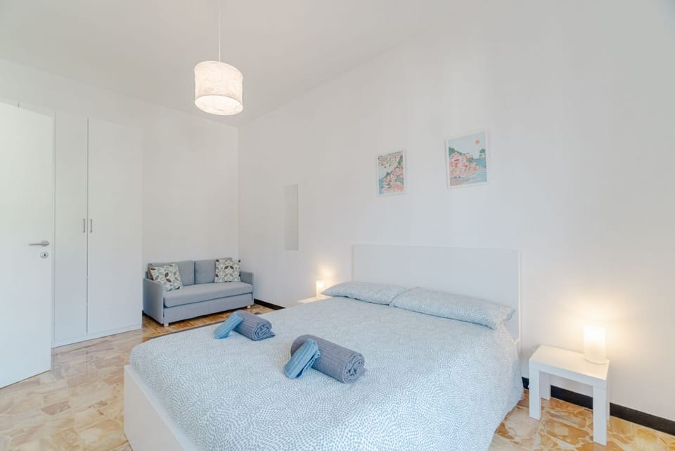 In Rapallo, a cozy 43 sqm apartment for 3 guests, located on the second floor with an elevator (accessible via steps). Featuring a balcony and reserved parking, a real plus in the city. Rapallo, the heart of the Ligurian Riviera, offers sea, culture, and Apartment in Rapallo
