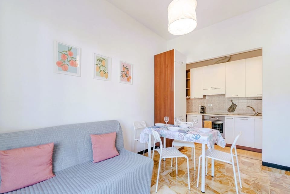 In Rapallo, a cozy 43 sqm apartment for 3 guests, located on the second floor with an elevator (accessible via steps). Featuring a balcony and reserved parking, a real plus in the city. Rapallo, the heart of the Ligurian Riviera, offers sea, culture, and Apartment in Rapallo