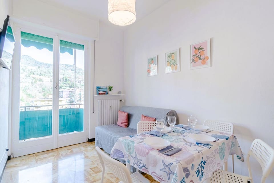In Rapallo, a cozy 43 sqm apartment for 3 guests, located on the second floor with an elevator (accessible via steps). Featuring a balcony and reserved parking, a real plus in the city. Rapallo, the heart of the Ligurian Riviera, offers sea, culture, and Apartment in Rapallo