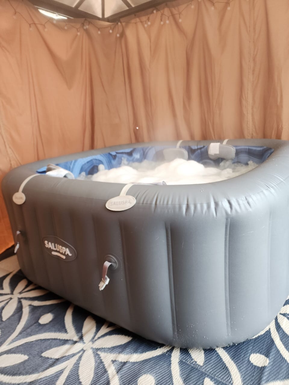 Indoor spa tub