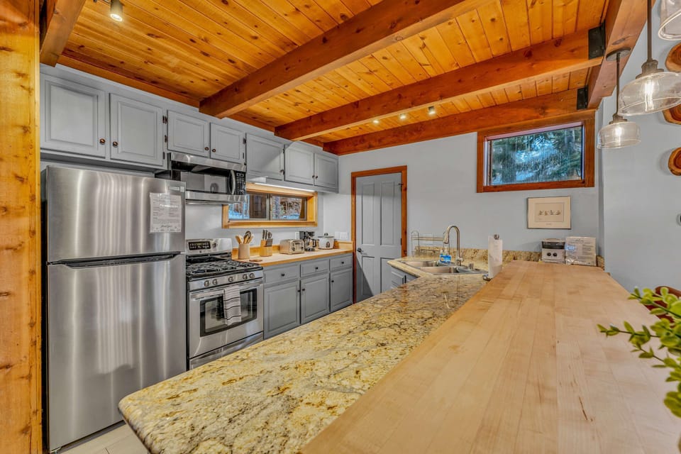 Kitchen: Fully equipped, drip coffee maker, toaster, cookware