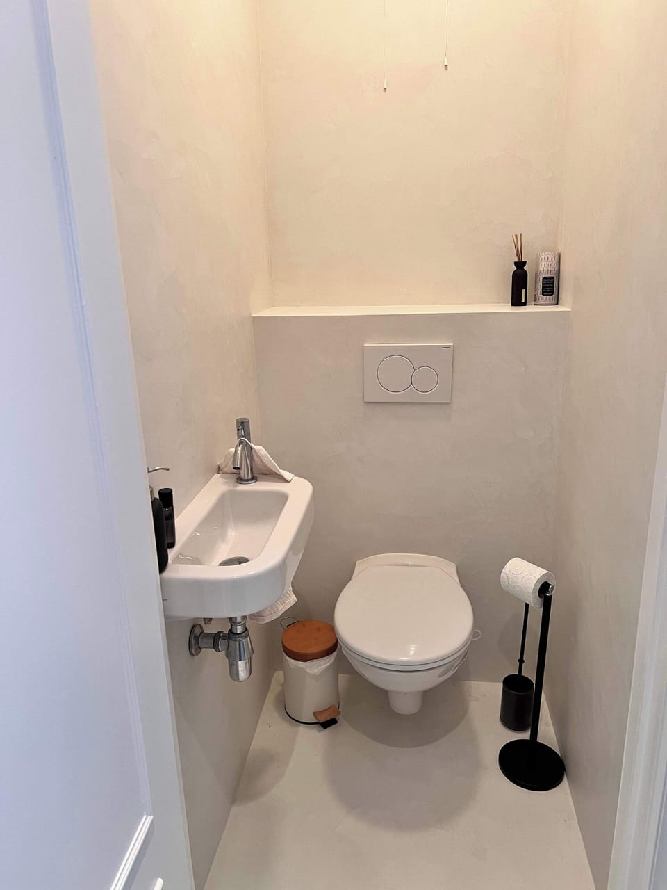Compact yet bright bathroom with simple modern design ✨