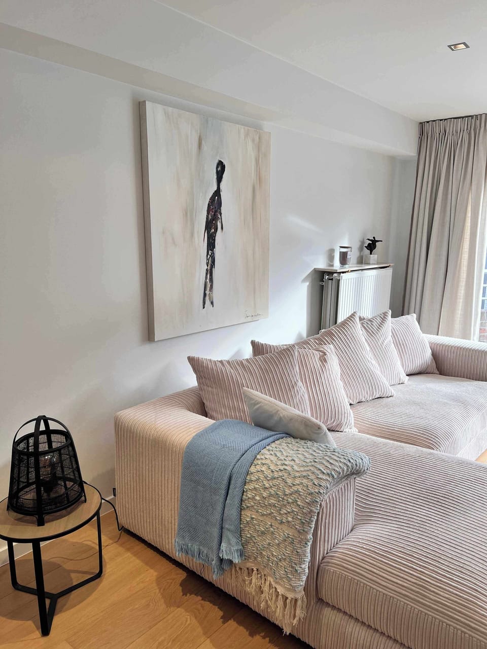 Bright and elegant bedroom with soft natural light 🌿
