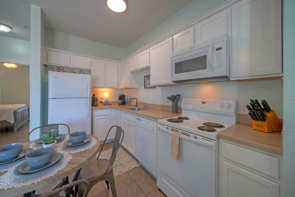Kitchen equipped with all the necessities.
