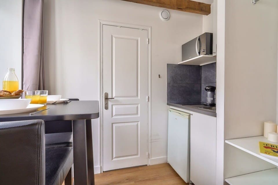 Dining Area - Kitchenette