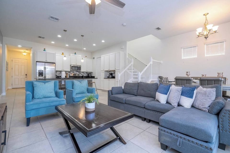 Enjoy our spacious open-plan living area, perfect for gatherings. Relax in the living room with a smart TV, prepare meals in the modern kitchen, and dine together in the adjacent dining area.