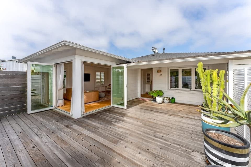 Private outdoor space and mins  from Moonlight Beach. 