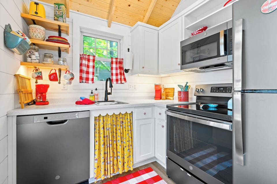 red cottage kitchen equipped with all you need to enjoy meals together