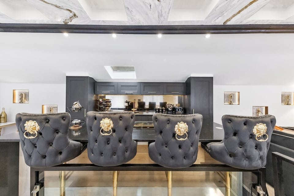 Enjoy your morning coffee or evening drinks in style at this elegant bar