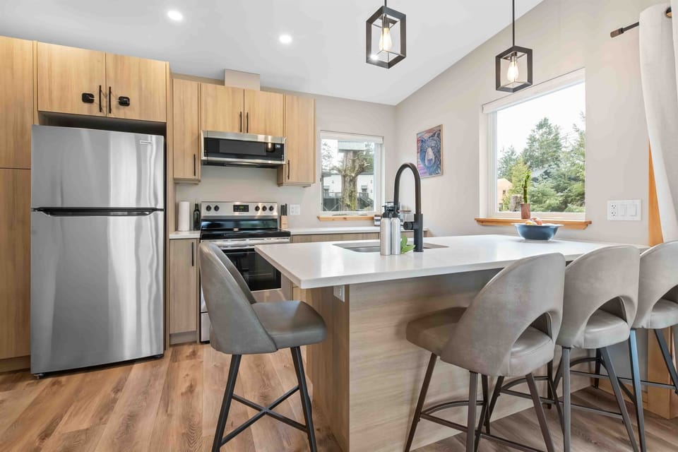 Kitchen island with 4 bar stools (no dining table)