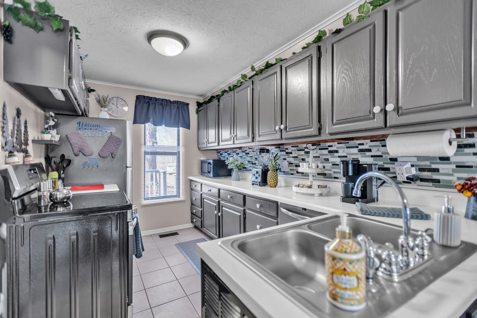 Indoors, Kitchen, Sink, Sink Faucet, Lamp