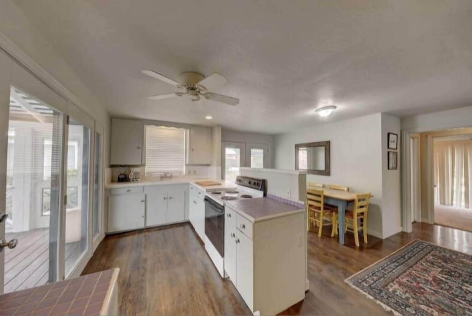 ROL Guest Houses - River Kitchen (2)