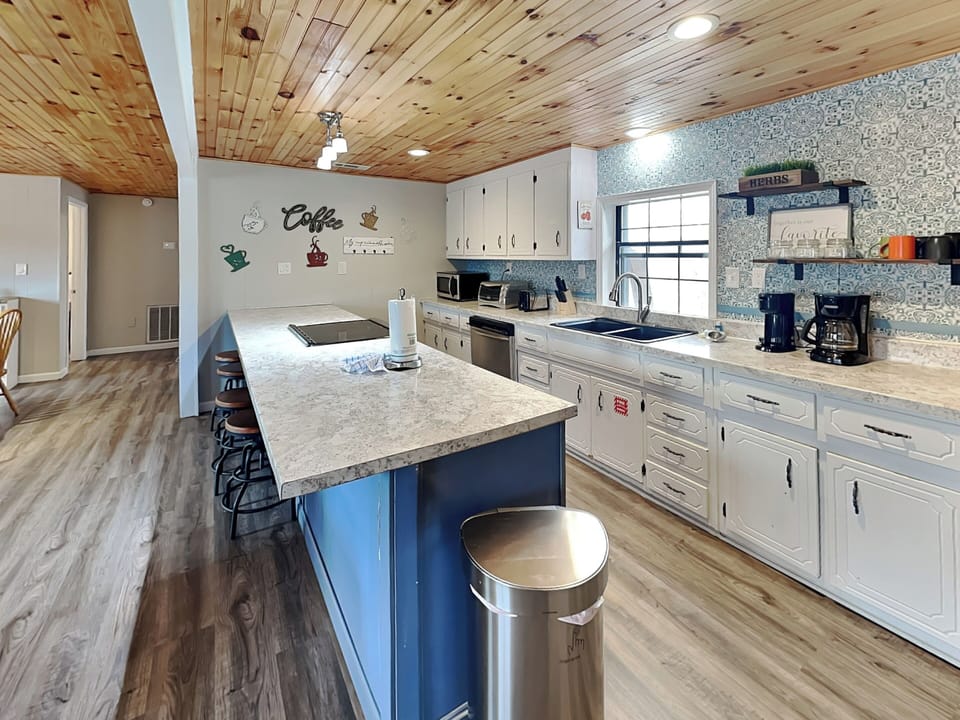Fully Equipped Kitchen - Breakfast Bar