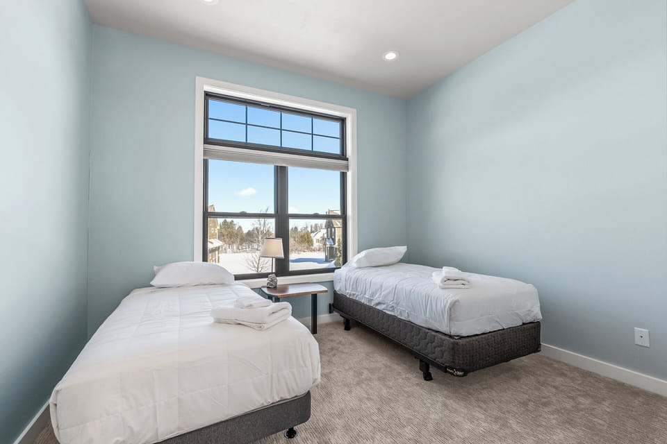 Bedroom 3: Two twin beds