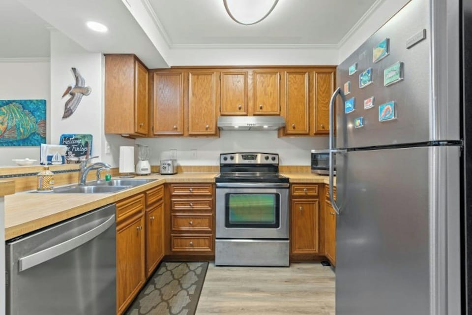 All modern appliances to make meal preparation a breeze.