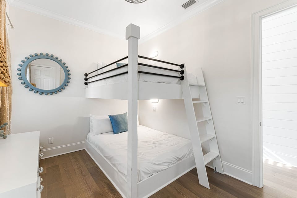 1st Floor Bunk Room - Queen over Queen