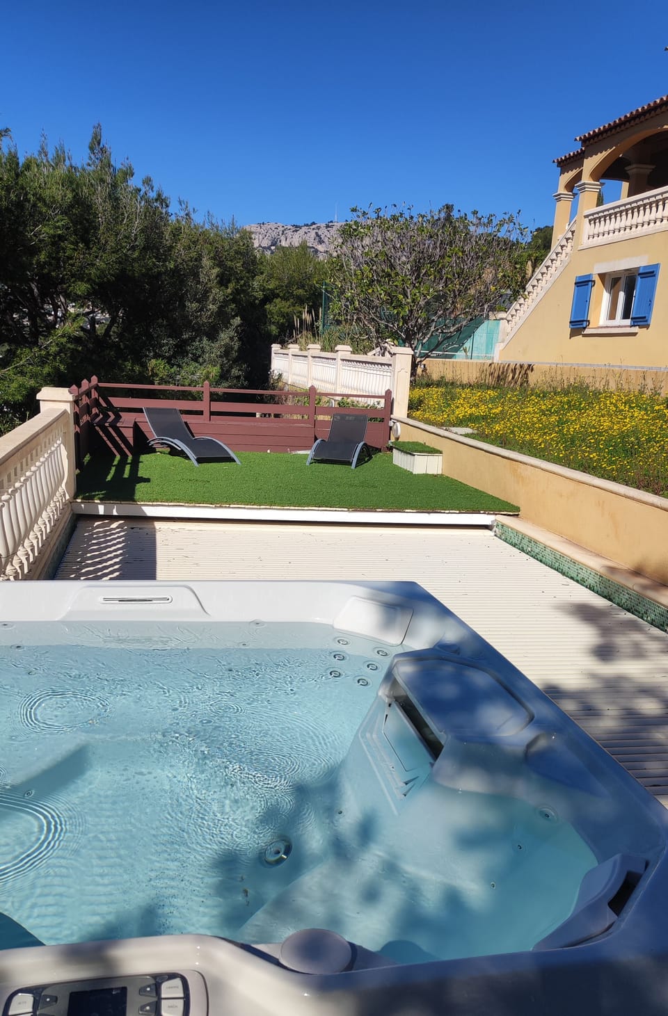 Outdoor spa tub