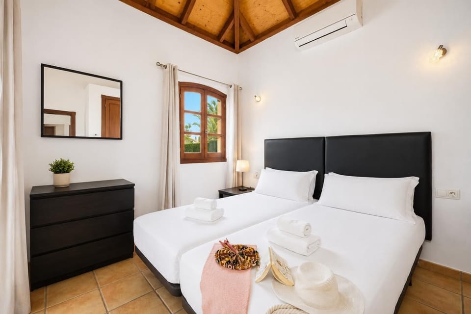 Twin bedroom with A/C