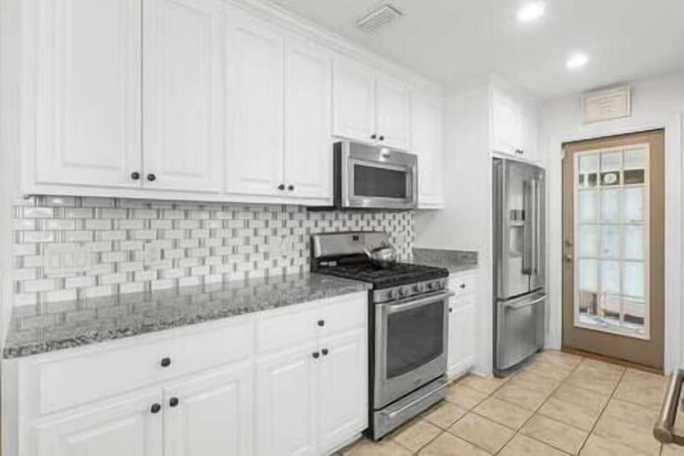 Fully Equipped Kitchen 3