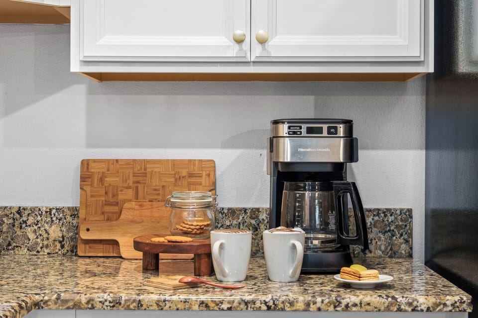 Compact coffee station with Hamilton Beach brewer and snacks (60 caracteres)

