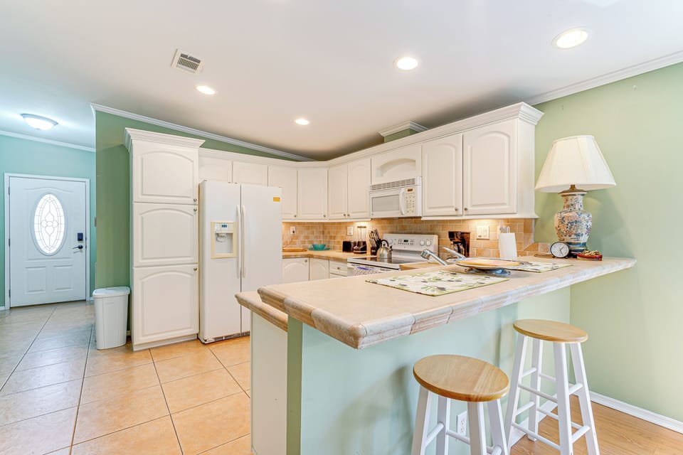 Kitchen | Breakfast Bar | Cooking Basics | Drip Coffee Maker | Dishwasher