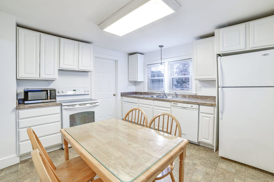 Dining Area | Kitchen